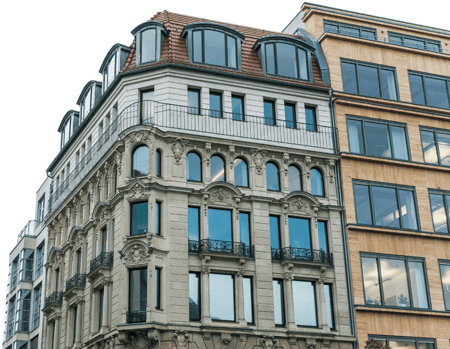 Zwei Gebäude mit großen Fenstern und unterschiedlichen architektonischen Stilen in einer urbanen Umgebung.